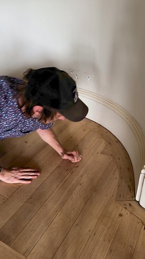 🎥 Here’s a technique from the 1800s that still blows my mind!To create these curved borders around the herringbone floor, craftsmen used thin strips of wood, bending them into shape and securing them with glue. 🌿 The wood had to be flexible enough to form gentle curves, often soaked or steamed to make bending easier. Once shaped, they glued the strips in place, forming a seamless frame around the herringbone pattern. 🛠️ In the next video, I’ll be fixing one of these curves myself!#Restoration