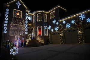 Winners of 2013 'Great Christmas Light Fight' Back with 'Frozen'