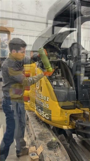 Equipment Maintenance / Excavator hydraulic filter change