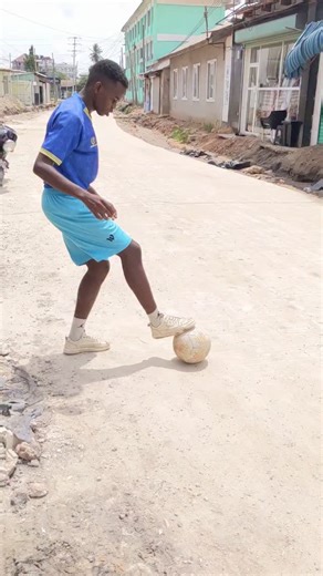 Mrisho Hussein on Instagram: "WE SHENZI UNAJUAAA 😂🤯🔥!!! kubabakeeee kama sio mtanzania ,hata mm nimejishindwa bhana @mrisho_skiller unajuaaa⚽🇹🇿 Pia make sure @433 don't see it wahalaaaaaa #footballvideo #trendingreels #tanzania"