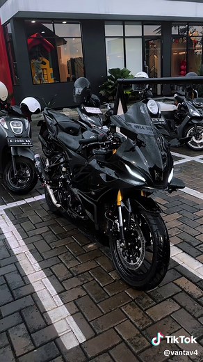 Cinematic Showcase of Yamaha R15 V4