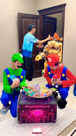 Mario and Luigi came to visit their policeman friend 🚔😱👺