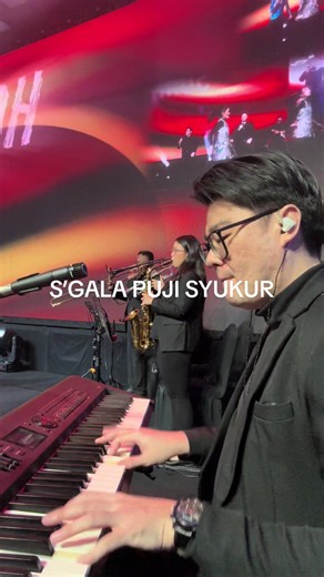 gimana menurut kamu endingnya? 😝😝😁😁 Sgala Puji Syukur @Niko Njotorahardjo medley Kusorakkan Haleluya @symphonyworship I’m using @Roland RD800 #music #worship #piano #gospelmusic #keyboard
