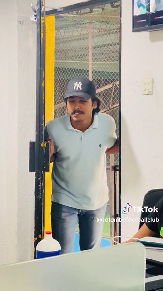 Tag your office cricket squad 🏏👇 Who’s saying “Enough work, let’s play Cricket!” next? 😎 #CFCFutsal #CricketVibes #AfterWorkCricket #GameOn