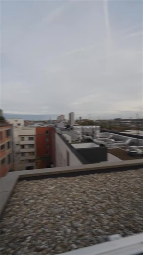 Eén paneel, twee functies. ⚙️ Het zonnepaneel van 2026 wekt niet enkel stroom, maar ook warm water op. De toekomst van zonne-energie is hier. ☀️🌿 | VB-TEC