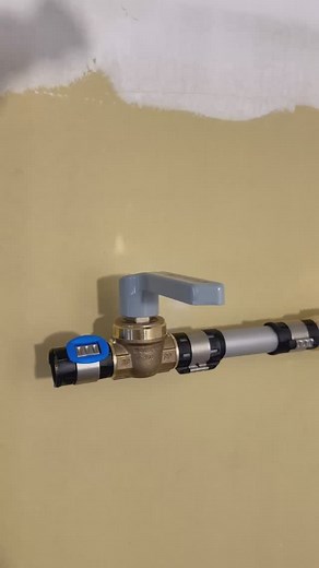 Encore un produit révolutionnaire par @geberit_fr ! On est vraiment au top de l’innovation avec cette technologie FlowFit, qui fait non seulement gagner un temps fou pour la mise en place de tes circuits d’alimentation en eau mais qui est aussi teeeeellement simple et intuitive à utiliser. La rénovation de l’appartement avance bien, nous avons enfin le circuit d’eau et les évacuations ! Une belle étape de franchie, j’ai hâte de vous montrer la suite ! #construction #travaux #renovation #interieu