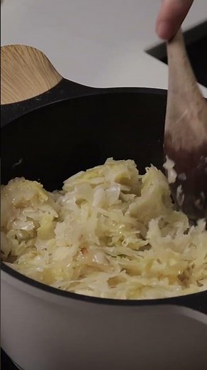 Zahuštěné kysané zelí se hodí zejména k tučným masům či zabijačkovým specialitám #toprecepty #food