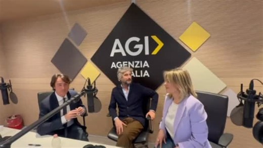 Rita Lofano on Instagram: "🎙️Il podcast AGI con il mitico Osho! Su www.agi.it potete ascoltare l’intera puntata “Awanagana – Cronaca surreale di un mondo reale” (RaiLibri) è l’ultima raccolta di ‘vignette’ di Federico Palmaroli, in arte Osho. Ormai due ‘persone’ inscindibili. Anche se ogni tanto “vorrei concedermi il lusso di essere solo spettatore, di estraniarmi, ma quando fai satira sull’attualità ed esce una notizia devi essere subito pronto a rivisitarla in chiave comica”, racconta nella s