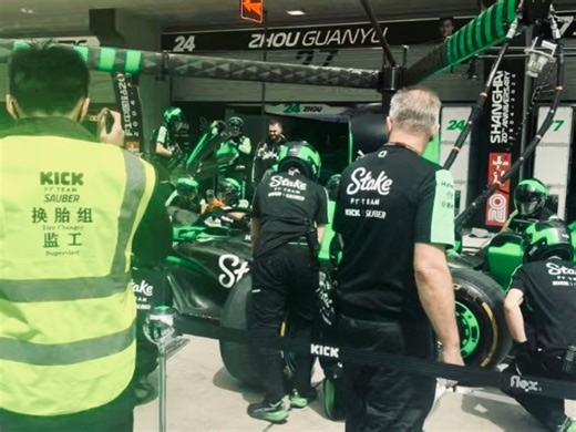 F1又一世界名画之索伯车队的换胎监工