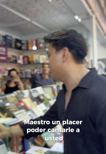 Tuve el enorme privilegio de cantarle cara a cara al maestro Manuel Alejandro, a quien admiro y respeto mucho. “Procuro olvidarte” frente al hombre que la escribió… un momento que nunca voy a olvidar. Gracias, maestro, por tanta música y tanta verdad. @Manuel Alejandro #ManuelAlejandro #ProcuroOlvidarte #MusicaConAlma #LeyendaViva #MomentosUnicos #CantarleAlMaestro #BaladasEternas #MusicaRomantica #TikTokMusica #MusicaLatina