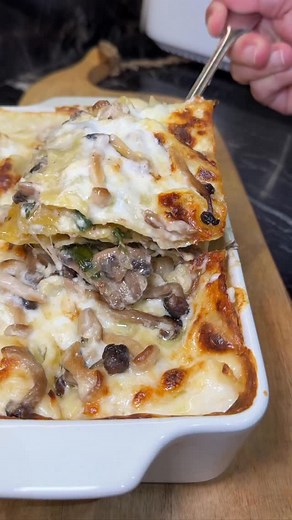 Mushroom and Spinach Lasagna with Béchamel Sauce https://sofiaafoodie.com/recipe.php?id=272 #reelsfood #lasagna #holidayrecipes #holidayfood #holidayrecipes #easyrecipes #pasta | Sofiaa Foodie