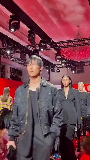 Versace Fall-Winter 2022 Fashion Show Highlights