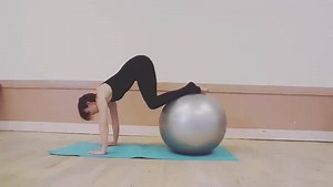 Day 4 Shell Equestrian advice: to strengthen abdominals, arms and deep postural muscles, to stretch and extend your spine 󾌵 Tips:keep neutral spine in starting position, push your belly button to the spine as you bring the knees towards your chest 󾍇 | Pilates by Agi