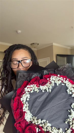 BUYYY MOREEEE 😂☺️ #floralarrangmentsrdu #discountedflowers #prettybuds #flowerarrangements