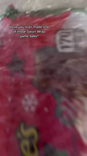 Pass the parcel ✨ use newspaper instead of plastic wrap! #passtheparcel #christmasparty #partygames