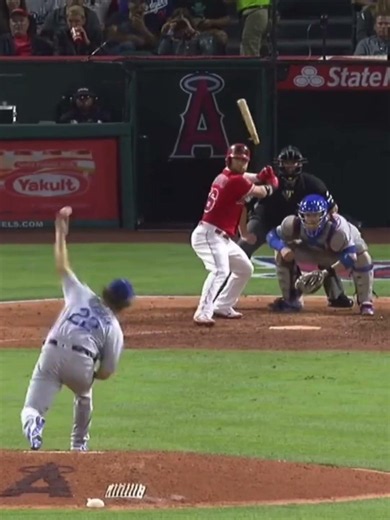 Clayton Kershaw Curveball.☠️🔥