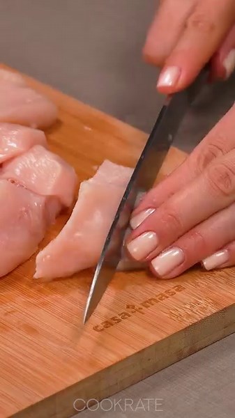 Odata ce vei incerca aceasta reteta cu piept de pui, vei ramane dependent! Ingrediente: piept de pui: 1 buc sare: 5 g piper negru: 5 g boia de ardei dulce: 5 g ulei: 20 ml ceapă roșie: 1 buc ceapă: 1 buc pastă de tomate: 20 g sare: 5 g apă: 150 ml ceapă: 1 buc morcov: 1 buc ardei capia: 1 buc porumb conservat: 100 g sare: 3 g orez: 200 g apă: 400 ml sare: 4 g mărar: 10 g | Savuros.TV