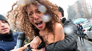 Nackte Frauen gehen auf Berlusconi los