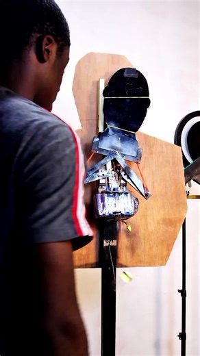 Nouveau projet robotique 🤖 Un système d’entraînement au tir avec une cible mobile 🎯. Je te montre comment fabriquer tout ça, étape par étape, très bientôt sur ma chaîne YouTube WilsonProTech. 👉 Lien dans la bio #engineering #robotics #diy #africa #camerountiktok🇨🇲