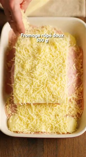 Rôti de pommes de terre au jambon et fromage fondu Un plat familial, ultra-gourmand et réconfortant, parfait pour les grandes tablées 😋 🧾 Ingrédients (8–10 personnes) Pommes de terre : 2 500 g Jambon blanc en tranches : 600 g Fromage à pâte fondante (raclette, mozzarella, tomme…) : 700 g Fromage râpé doux (emmental ou mozzarella râpée) : 300 g Crème fraîche entière : 400 g Sel Poivre Noix de muscade (facultatif) Beurre ou huile pour le plat 👩‍🍳 Préparation Préparer les pommes de terre Épluch