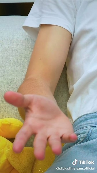 DIY Cardboard TV Craft: Retro Television Prop Tutorial