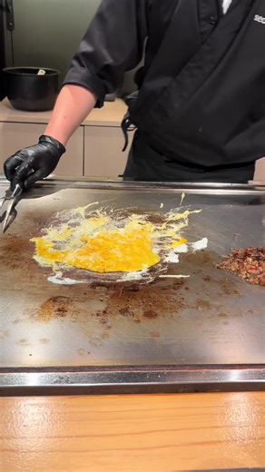 気になりませんか？ 鉄板で炒めるガーリックライス。 音、香り、火入れ。 これがあるから コースが完成する。 メインの後でも、 これ目当てで来る人がいる一品。 ▼食べログ https://tabelog.com/tokyo/A1309/A130904/13281978/ ▼YouTube https://www.youtube.com/@secret_base_h #ガーリックライス #鉄板焼き #〆ごはん #大人ディナー #市ヶ谷グルメ