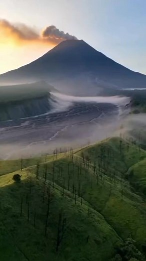 2.7K views · 80 reactions | Gunung Merapi tak pernah benar-benar...