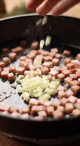 Bœuf mode comme autrefois Pour 6 personnes – Préparation : 25 min – Cuisson : 2 h 30 à 3 h Ingrédients 1 kg de viande de bœuf coupée en gros cubes (paleron, macreuse, gîte ou joue) 600 g de carottes coupées en tronçons 6 pommes de terre coupées en quatre 2 oignons émincés 125 g de lardons fumés 2 gousses d’ail écrasées 2 cuillères à soupe de farine 1 cuillère à soupe de concentré de tomate 75 cl de vin rouge corsé (Bourgogne, Côtes du Rhône) 25 cl de bouillon de bœuf 2 feuilles de laurier 2 bran
