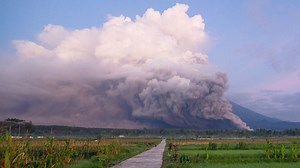 Video. Eruption of Java's volcano forces thousands to evacuate in Indonesia