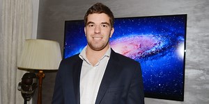 Apple’s New Titanium Credit Card Is Reminding People Of A Ridiculous Fyre Festival Scam