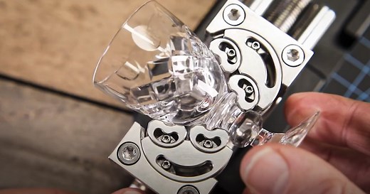 "Fractal vise" holds weird shapes without damaging them