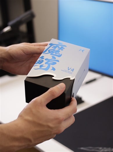 RAWM LEVIATHAN V4, THE BEST MOUSE IN THE $60-70 RANGE! This is not a clickbait title; this really is the best and most beautiful mouse I've ever tested in the $60-70 range. It surpassed the ER21 Pro, which was my favorite until now in that price bracket (also from Rawm). The main clicks, side buttons, coating, scroll wheel action, everything is perfect. The only thing that bothered me a bit is that the scroll wheel click is a little heavier than on other mice, but nothing that gets in the way. N