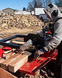 Pushing a few rounds of Red Oak through the box wedge on the Wolfe Ridge log splitter. #firewood #splittingwood | Back 40 Firewood