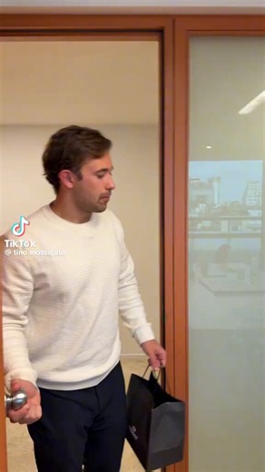 “JUNTE DE FANTASMAS”Tino Mousse se juntó con Beltrán Brio Nes y le compró un departamento: “sos el pibe más joven que gasta 200.000 USD en un departamento en pozo”.