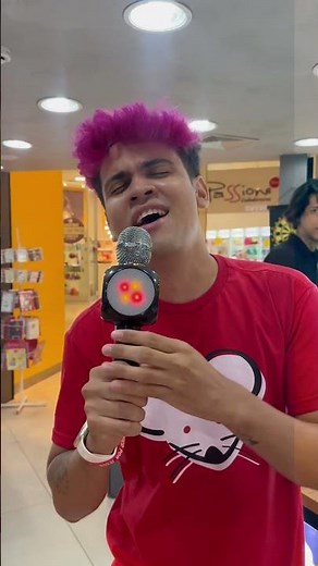 Robson Abreu cantando