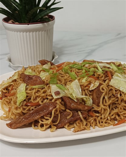 123K views · 1K reactions | Mas pinasarap at mabilisang luto sa instant pancit canton! | Kain Noypi | Facebook