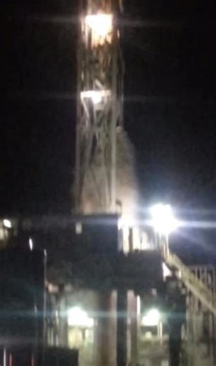 Hit an air pocket spudding in, around 1000’ deep. Mentone TX . Nabors F25 #drillingrig #drilling #driller #oilrig #naborsdrilling #westtexas #mentone