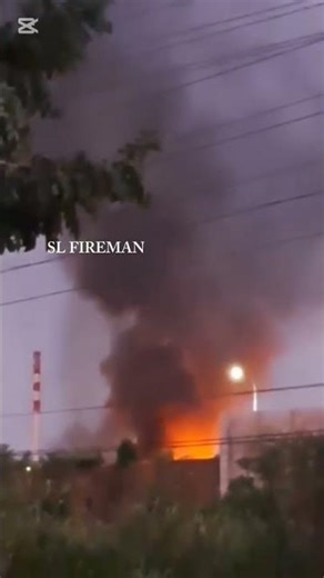 🚨 Breaking: Fire erupts at Sapugaskanda Refinery 🔥 🙏#SriLanka #Fire #BreakingNews #sapugaskanda