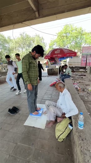 छोटी सी मदद बड़ी खुशी ❤️ 🥹 #explore #help #charity #helping #arifraj #trending #emotational