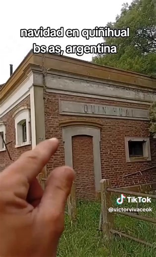 QUIÑIHUAL: UN BICIVIAJERO PASÓ NAVIDAD SOLO EN LA ESTACIÓN ABANDONADA En uno de los videos que compartió en su cuenta de Tik Tok @victirvivaceok, explicó que había atravesado un año difícil y que buscaba pasar las fiestas en absoluta soledad. Para ello eligió el famoso paraje suarense habitado por una sola persona, Pedro Meier. Tras pasar la noche en una carpa, emprendió el viaje de regreso en una pequeña bicicleta rumbo a Cañuelas, donde residiría. | CORONELSUÁREZ POST