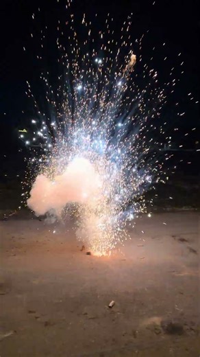#fireworks #pyro #weco #happynewyear #feuerwerk #pyroisnocrime #boom #firecracker #pyrotechnik