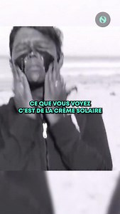 📷 Voici à quoi ressemble de la crème solaire filmée avec une caméra UV 🌞 🧴 Cette vidéo dévoile le rôle invisible — mais essentiel — de la crème solaire grâce à une caméra UV. 📹 Elle révèle comment cette barrière protectrice bloque les rayons ultraviolets, invisibles mais puissamment destructeurs pour la peau. 🌡️ UVA, UVB, et UVC : on vous explique tout sur ces rayons, leurs effets et pourquoi il faut impérativement s’en protéger. ☢️ Découvrez pourquoi certaines crèmes apparaissent noires et