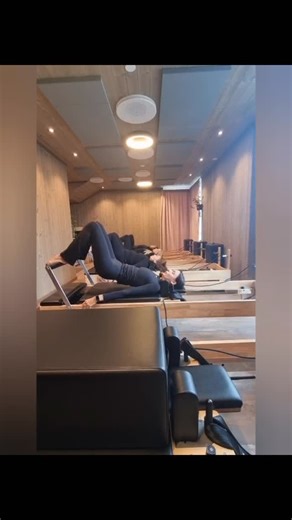 JustBee Yoga & Pilates on Instagram: "Hos oss finner du mer enn bare yoga. Vi er et studio midt i Lillesand som tilbyr yoga, pilates reformer, pilates på matte, dans, lett styrke og mer. Vi har timer for ulike behov, aldre og nivåer, og instruktører med lang erfaring som ser mennesket ikke bare øvelsen. Her kan du komme for å bli sterkere, mykere, roligere eller bare få en bedre hverdag i kroppen du lever i. Et åpent, jordnært og inkluderende studio midt i sentrum av Lillesand Laste ned Appen Ju