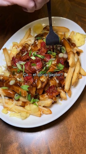 La poutine des champions 🍟 Des frites garnies de fromage pizza mozzarella, morceaux de bacon, fromage en grains et sauce à poutine à l’érable. Le tout parsemé d’oignons verts. Préparée pour les gens d’ici! 😮‍💨 C’est le temps de prendre une fourchette et de manifester une victoire. 🏒🏆 #Poutine #BostonPizza | Boston Pizza Québec