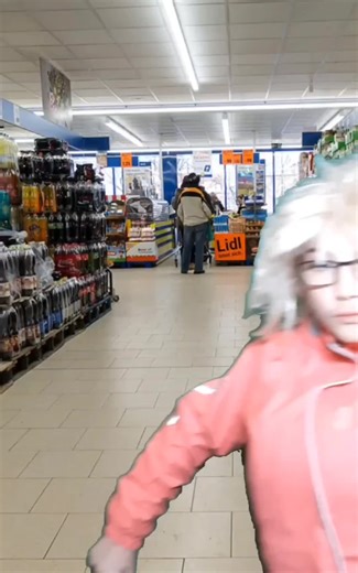 Funny Customer Pranks Cashier in Hilarious Encounter