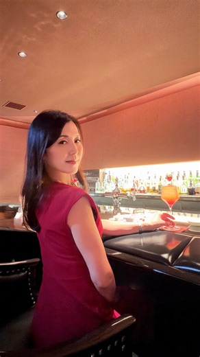 エマ (Emma) 〜ワイン・シャンパーニュ・美容🥂✨〜 on Instagram: "【BAR Eau de Vie(オードヴィー)🍸✨】 ⁡ ハイアットリージェンシー東京 @hyattregencytokyo 3FのBAR「Eau de Vie(オードヴィー)」 にて 冬の訪れを感じる2つのカクテルを楽しみました❤️ ⁡ ⁡ ロビーには大きなクリスマスツリーと🎄 リース、そしてスワロフスキーのシャンデリアが輝く 美しい空間を楽しみながら3Fへ☺️✨ ⁡ ⁡ 重厚感のある店内の壁には、 明治から昭和の時代まで この地に存在した水道施設『淀橋浄水場』の レンガが使われているそうです！ ⁡ ⁡ その伝統を受け継ぐバー『オードヴィー』は フランス語で“生命の水”を意味する言葉が 店名になっているというのも素敵ですね☺️✨✨ ⁡ ⁡ 心地良いカウンターで オードヴィーで長く愛されるカクテルと、 季節限定のカクテルを オードブルと共に楽しみました🍹✨ ⁡ ⁡ 🍓フレッシュレオナルド ¥3.200 (モエシャンドン アンペリアル, フレッシュストロベリー,ストロベリーシロップ) ⁡ フ