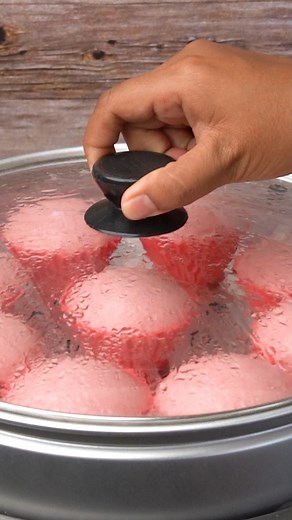 Hi semua, Manja terbayang tekstur Apam yang lembut dan gebu , dimakan bersama kelapa parut bergaram semasa masih panas. Sedap sungguh. Kali ni kita buat resepi Apam menggunakan tepung beras. Mudah dan cepat pula proses nak masak. Boleh jadikan juadah diwaktu sarapan atau pun minum petang. Jom masuk dapur. Resepi Apam Beras 2 1/2 cawan tepung beras 1/2 cawan tepung gandum 1/2 cawan gula 1 1/2 Air 1 sudu besar yis kering Pewarna makanan merah 1 sudu kecil eno original Cara-cara : 1. Satukan semua 