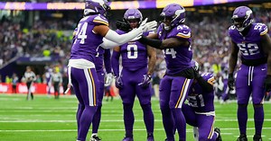 Vikings perform 'Parent Trap' handshake to celebrate interception