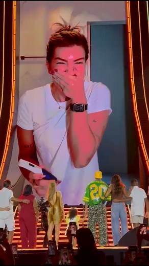 É MENINO! 🩵 No final da gravação do audiovisual “Léo Santana – DNA de Gigante” em Salvador, *Léo Santana e Lore Improta* reuniram a família no palco para revelar o sexo do segundo filho. O casal esperou o fim da apresentação para anunciar aos fãs sobre o irmão mais velho de Liz, primeira filha do casal. 📹 @umusicbrasil | Radio FM O Dia