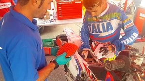 4.7K views · 121 reactions | How to change FWF filter in 60second! #FunnelWebFilters | Honda RedMoto Racing | Facebook